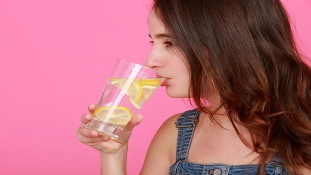 water with lemon